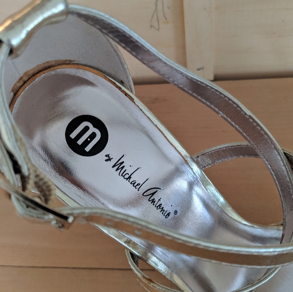 SOLD⚫Michael Antonio gold sandal 8.5 - Picture 4 of 9